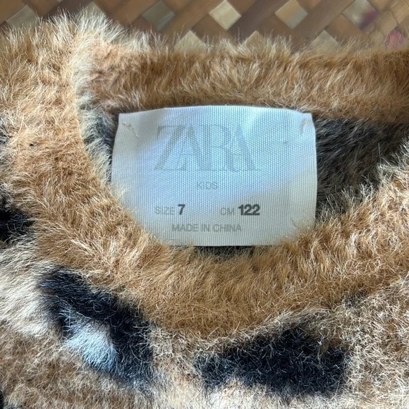 Absolute Softest Cozy Girls Leopard Zara Print Fuzzy Crewneck Sweater 6/7 - Picture 2 of 5